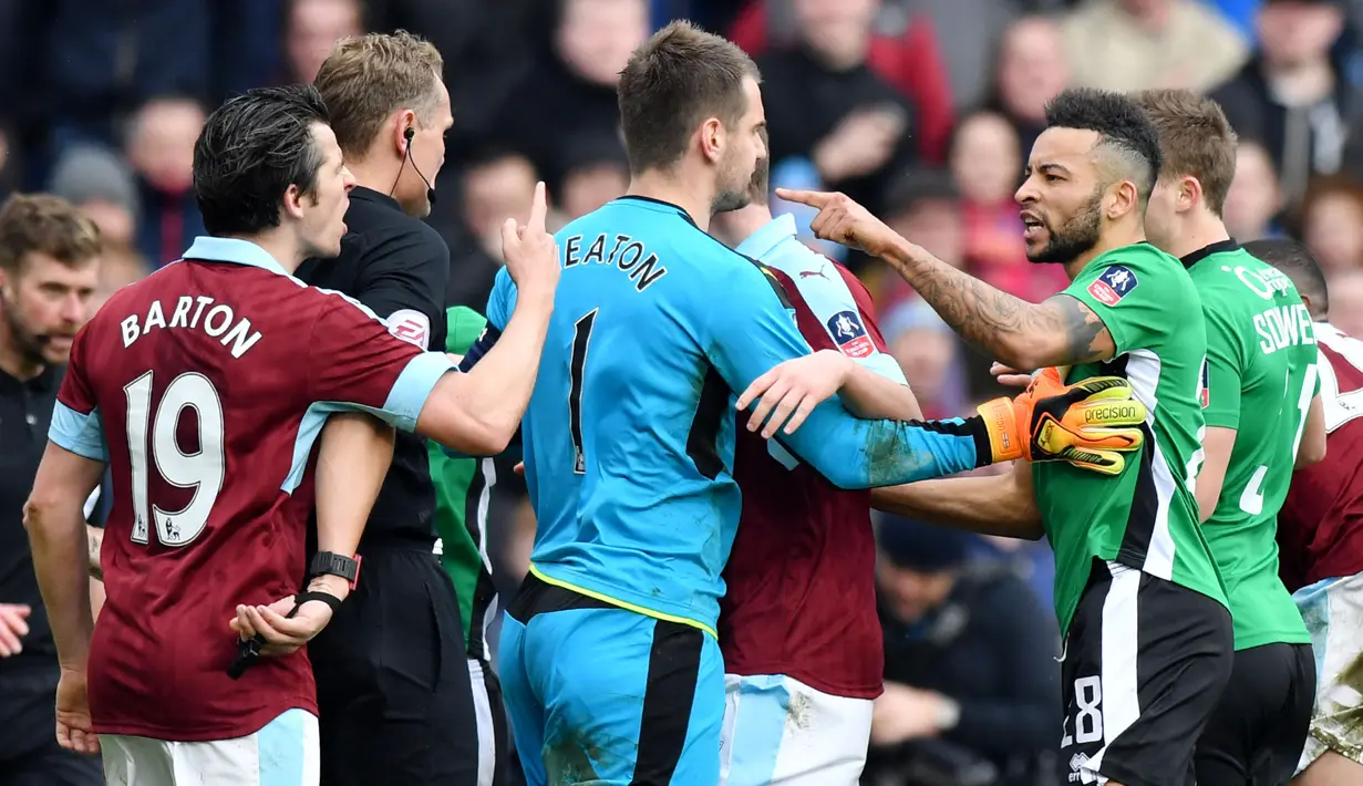 Barton tak melulu memiliki citra negatif. Pria bersusia 39 tahun ini juga merupakan salah satu pemain berprestasi. Ia pernah menyandang status sebagai pemain muda terbaik Man City pada 2003/2004. Pemain Terbaik Burnley 2015/2016 dan PFA Team of the Year pada 2015/2016. (AFP/Anthony Devlin)
