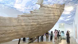 Beberapa anggota komunitas KapalagiClub menyaksikan materi pameran seni di Museum Macan, Jakarta, Sabtu (23/8/2025). (Kapanlagi.com/Budy Santoso)