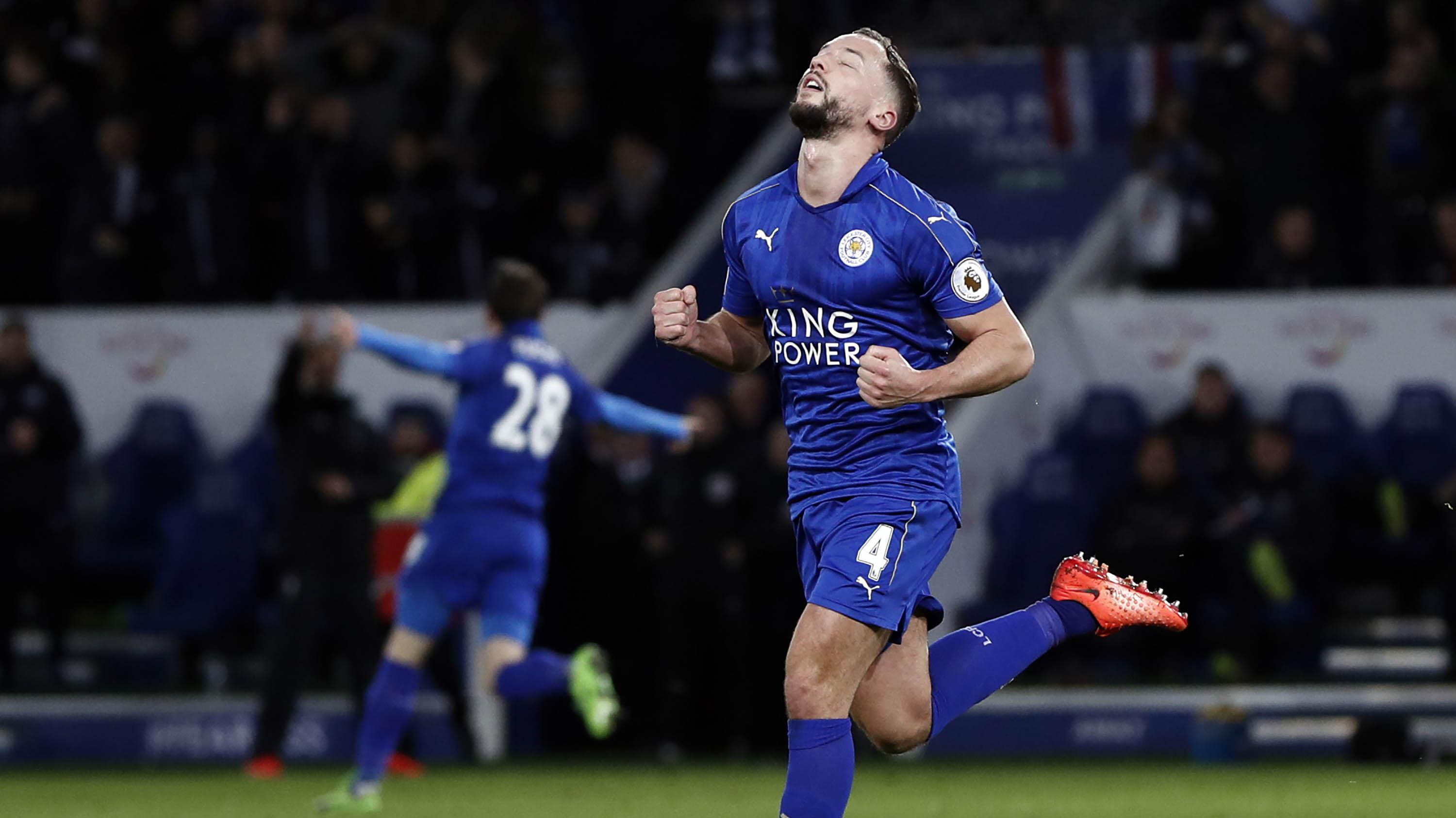 Gelandang Leicester, Danny Drinkwater, merayakan gol yang dicetaknya ke gawang Liverpool pada laga Premier League di Stadion King Power, Leicester, Senin (27/2/2017). (AFP/Adrian Dennis)