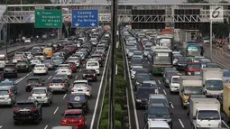 Kendaraan terjebak kemacetan di tol dan di Jalan Gatot Soebroto, Jakarta, (5/6). Banyaknya warga yang ingin berbuka puasa, menyebabkan ruas jalan di Ibu Kota lebih macet dibanding biasanya, terutama jam pulang kerja. (Liputan6.com/Immanuel Antonius)