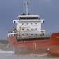 Kapal kargo pembawa semen Zelek Star terdampar di sebuah pantai Kota Ashdod, Israel, Jumat (27/12/20190). Angin kencang dan ombak besar membuat kapal menjauh dari titik jangkar di dekat Pelabuhan Ashdod sehari sebelumnya. (JACK GUEZ/AFP)