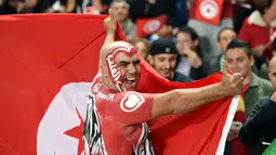 Ekspresi pendukung Timnas Tunisia saat menyaksikan pertandingan antara Tunisia melawan Libya di kualifikasi Piala Dunia 2018 di Stadion Olimpiade Rades, Tunisia (11/11). Tunisia berhasil lolos ke Piala Dunia 2018. (AFP Photo/Fethi Belaid)