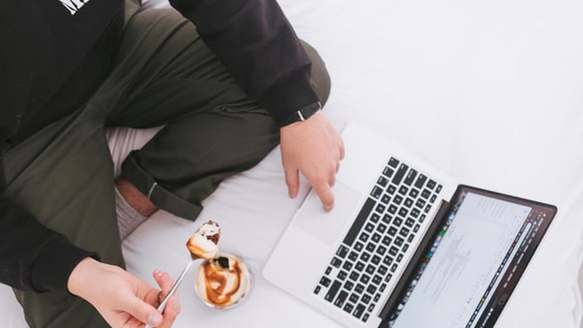 Alasan Ilmiah Mengapa Makanan Malam yang Bikin Gemuk Itu Nyata