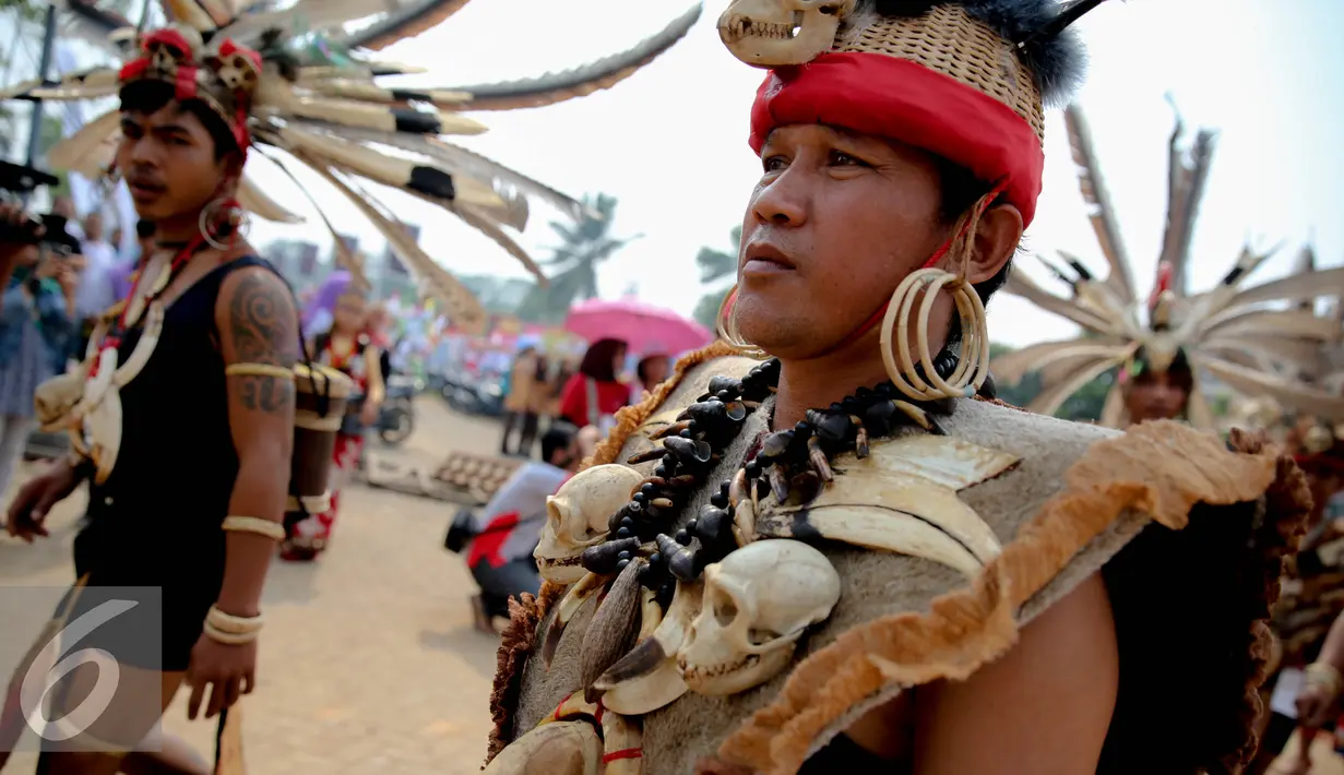 Puluhan warga suku Dayak Landak bersiap ikuti Karnaval Katulistiwa di Pontianak, Kalimantan Barat, Sabtu (22/8/2015). Kegiatan ini dalam rangka memperingati Hari Ulang Tahun (HUT) ke-70 Kemerdekaan Republik Indonesia. (Liputan6.com/Faizal Fanani)