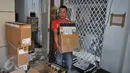Petugas menyita sejumlah kardus berisi telepon seluler ilegal di gudang distributor, di ruko kawasan Cempaka Mas, Jakarta, Senin(15/6/2015). Penggeledahan tersebut terkait beberapa laporan dari masyarakat. (Liputan6.com/Herman Zakharia)