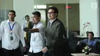 Politisi Partai Golkar Aziz Syamsuddin (kanan) berjalan meninggalkan Gedung KPK usai diperiksa, Jakarta, Senin (27/11). Ia diperiksa sebagai saksi yang meringankan untuk tersangka dugaan korupsi e-KTP, Setya Novanto. (Liputan6.com/Helmi Fithriansyah)