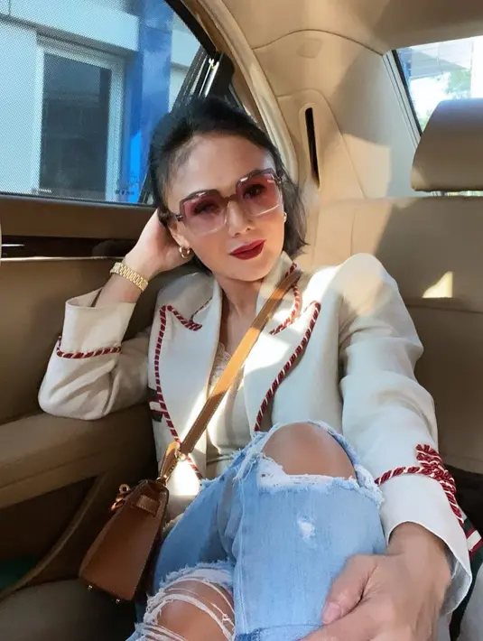 Bermula dari Venna yang bertanya apakah alasan Yuni belum menikah lagi karena tidak diizinkan anak-anaknya. Yuni pun membenarkan pernyataan tersebut. (Instagram/yunishara36)