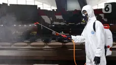 Petugas melakukan penyemprotan cairan disinfektan di area ruang rapat paripurna di Gedung Nusantara, Kompleks Parlemen MPR/DPR-DPD, Senayan, Jakarta, Minggu (29/3/2020). Penyemprotan ini dilakukan karena akan digelar rapat paripurna pada hari Senin, 30 Maret 2020. (Liputan6.com/Johan Tallo)