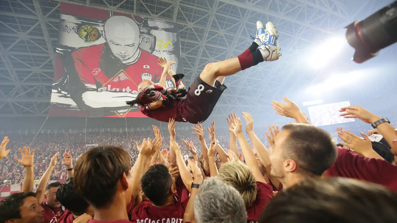 Foto: Momen Haru Perpisahan Andres Iniesta setelah 5 Tahun Berseragam Vissel Kobe di J1 League