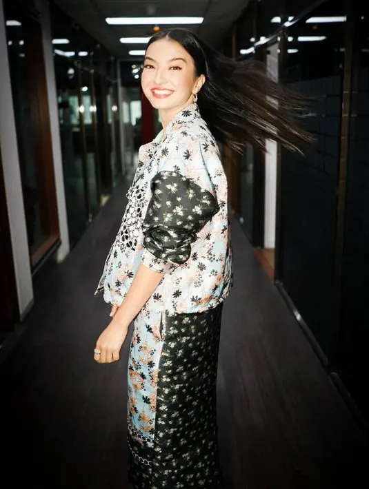 <p>Tak sedikit netizen yang kaget jika Raline hampir berumur 40 tahun. Namun banyak yang menanggap Raline masih terlihat seperti ABG. [Foto: instagram.com/ralineshah]</p>