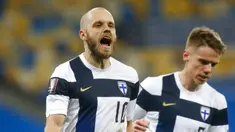 Pemain Finlandia Teemu Pukki melakukan selebrasi usai mencetak gol dari titik penalti ke gawang Ukraina pada pertandingan Grup D kualifikasi Piala Dunia 2022 di Stadion Olimpiyskiy, Kyiv, Ukraina, Minggu (28/3/2021). Pertandingan berakhir 1-1. (AP Photo/Efrem Lukatsky)