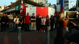 Aktivis Kontras berfoto bersama saat aksi di kawasan MH. Thamrin, Jakarta, Rabu (30/08). Aksi tersebut untuk mensosialisasikan jawaban dari negara terkait hasil penyelidikan penghilangan orang secara paksa periode 1997-1998. (Liputan6.com/Johan Tallo)