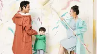 Putri Titian dan keluarganya kompak memakai pakaian bergaya pastel. (dok. Instagram @putrititian/https://www.instagram.com/p/Bucl5agnHp1/Esther Novita Inochi)