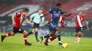 Gelandang Arsenal, Thomas Partey, menggiring bola saat melawan Southampton pada laga Liga Inggris di Stadion St Mary, Selasa (26/1/2021). Arsenal menang dengan skor 3-1. (AP/Frank Augstein, Pool)