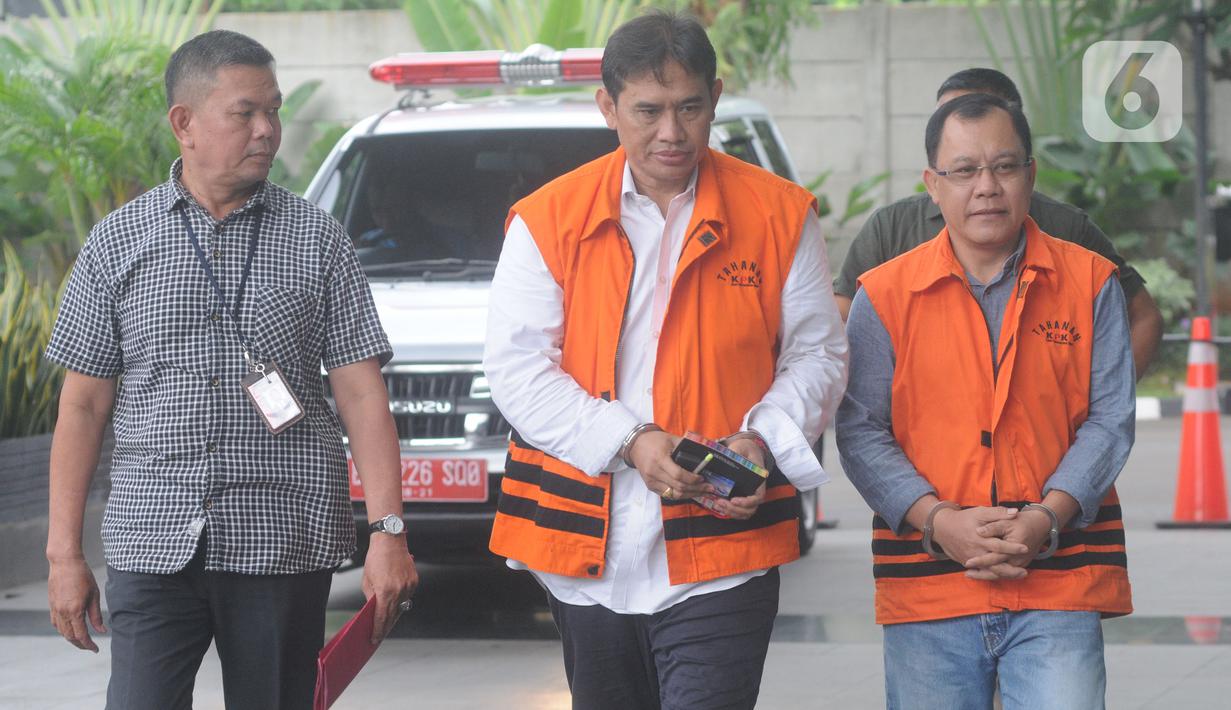 Mantan Direktur Pemasaran PTPN III (Persero) sekaligus Komisaris Utama PT KPBN, I Kadek Kertha Laksana dan Kepala Dinas PUPR Bengkayang nonaktif, Aleksius berjalan memasuki Gedung KPK, Selasa (31/12/2019). Keduanya mendatangi KPK untuk menandatangani berkas pemeriksaan P21. (merdeka.com/Dwi Narwoko)