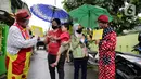 Dua badut menjemput dan mengantar warga untuk mengikuti vaksinasi COVID-19 di Pinang, Tangerang, Banten, Selasa (14/9/2021). Aksi yang dilakukan Taman Baca Badut Syariah itu dilakukan untuk mengajak warga mengikuti vaksinasi COVID-19 guna meningkatkan herd imunity. (Liputan6.com/Angga Yuniar)
