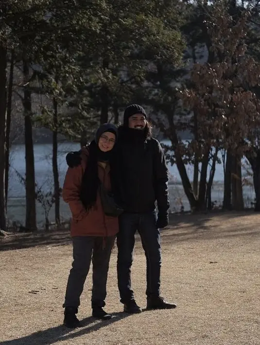 Berlibur saat musim dingin, ia mengenakan jaket coklat tebal dipadukan celana abu-abu dan kerudung hitam. @pakduta