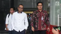 Mantan Ketua KPK Abraham Samad dan juru bicara KPK Febri Diansyah berjalan keluar usai melakukan pertemuan di Gedung KPK, Jakarta, Jumat (3/5/2019). Kedatangan Abraham bersama Koalisi Masyarakat Sipil Antikorupsi untuk membahas berbagai masalah yang menyangkut intrenal KPK. (merdeka.com/Dwi Narwoko)