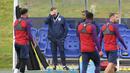 Pelatih Timnas Inggris, Sam Allardyce (tengah) saat enutup wajahnya pada sesi latihan timnas Inggris di St George's Park dekat Burton-Upon-Trent, (3/9/2016). (AFP/Anthony Devlin) 