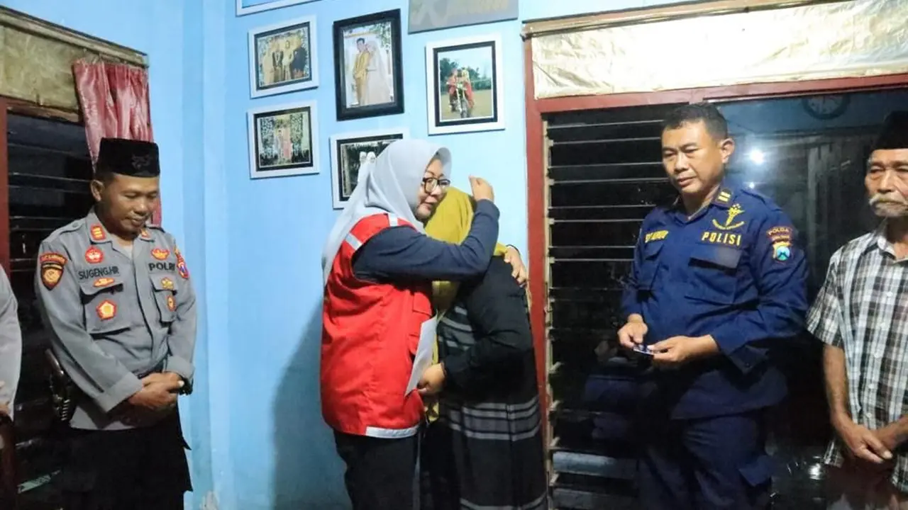 Tim Polda Jatim memberikan trauma healing kepada korban Tragedi Kanjuruhan. (Dian Kurniawan/Liputan6.com)