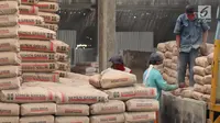 Pekerja tengah memindahkan semen yang akan dijual di Jakarta Barat, Kamis (19/4). Sepanjang kuartal I 2018 penjualan semen di pasar domestik tercatat 15,7 juta ton atau tumbuh sekitar 6,6% year on year (yoy). (Liputan6.com/Angga Yuniar)