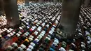 Ribuan umat muslim dari berbagai daerah sedang beristirahat usai tiba dan menjalankan salat Shubuh di Masjid Istiqlal, Jakarta. (04/10). (Liputan6.com/Johan Tallo)