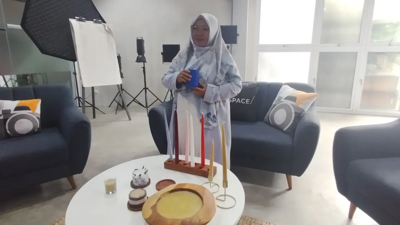 Salah satu Usaha Mikro Kecil dan Menengah (UMKM) asal Bogor, Jakarta Candle berhasil meraih omset hingga ratusan juta dari bisnisnya dalam menjual lilin hias.