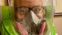 Kelly Hogan Painter menggunakan  helm Buzz Lightyear karena kesulitan mendapatkan masker (Dok.Facebook/Kelly Hogan Painter)