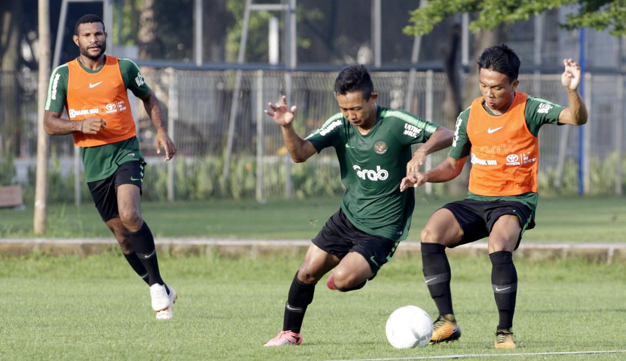 Pemain Timnas Indonesia U-22, Sani Rizki Fauzi, saat latihan di Lapangan ABC, Senayan, Jakarta, Jumat (11/1). Latihan sekaligus seleksi pemain ini untuk persiapan turnamen Piala AFF U-22. (Bola.com/M Iqbal Ichsan)
