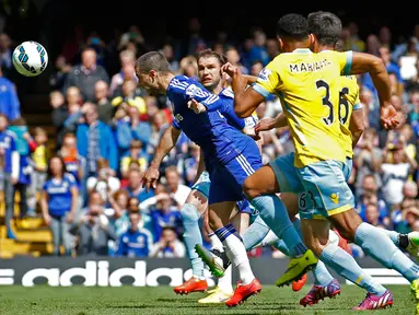 Duel panas terjadi di laga Liga Premier Inggris antara Chelsea dengan Crystal Palace di Stamford Bridge, Minggu (3/5/2015). Chelsea menang 1-0 atas Crystal Palace. (Reuters/Carl Recine)