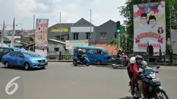 Meski masa kampanye telah resmi berakhir, alat peraga kampanye masih banyak ditemui di Kota Depok, Jawa Barat, Senin (7/12). Masa tenang menyambut Pilkada Kota Depok 2015 akan berlangsung hingga Selasa (8/12/2015). (Liputan6.com/Yoppy Renato)