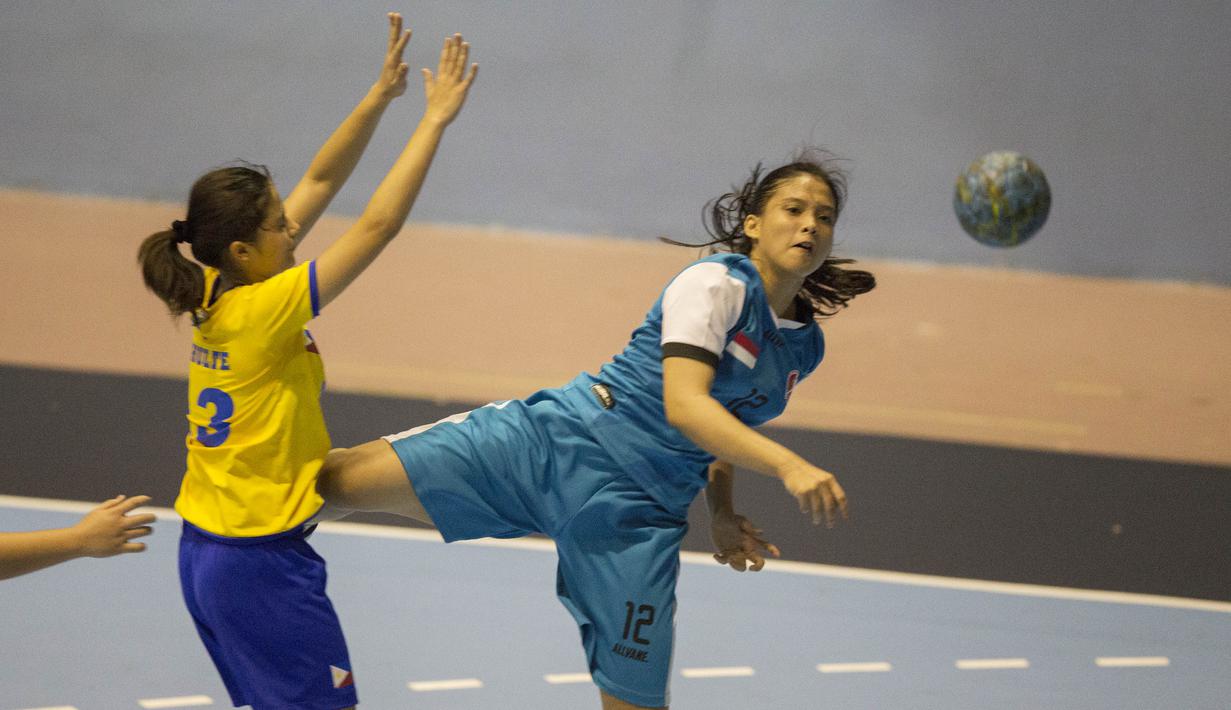 Pebola tangan putri Indonesia, Hazimah Noor Azmi, melakukan lemparan ke arah gawang Filipina pada International Handball Federation Trophy 2016 di Jakarta, Sabtu (5/3/2016). (Bola.com/Vitalis Yogi Trisna)