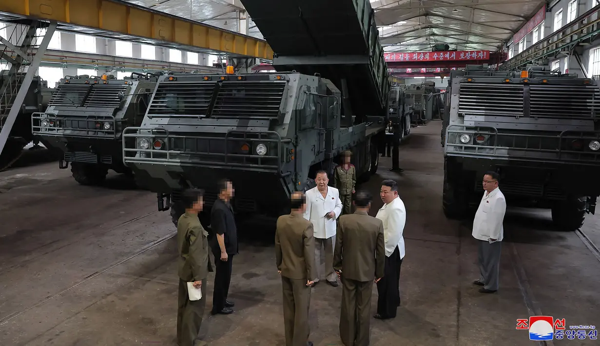 Media pemerintah Korut, KCNA, melaporkan Kim berkunjung ke pabrik senjata itu pada pekan lalu. (STR/KCNA VIA KNS/AFP)