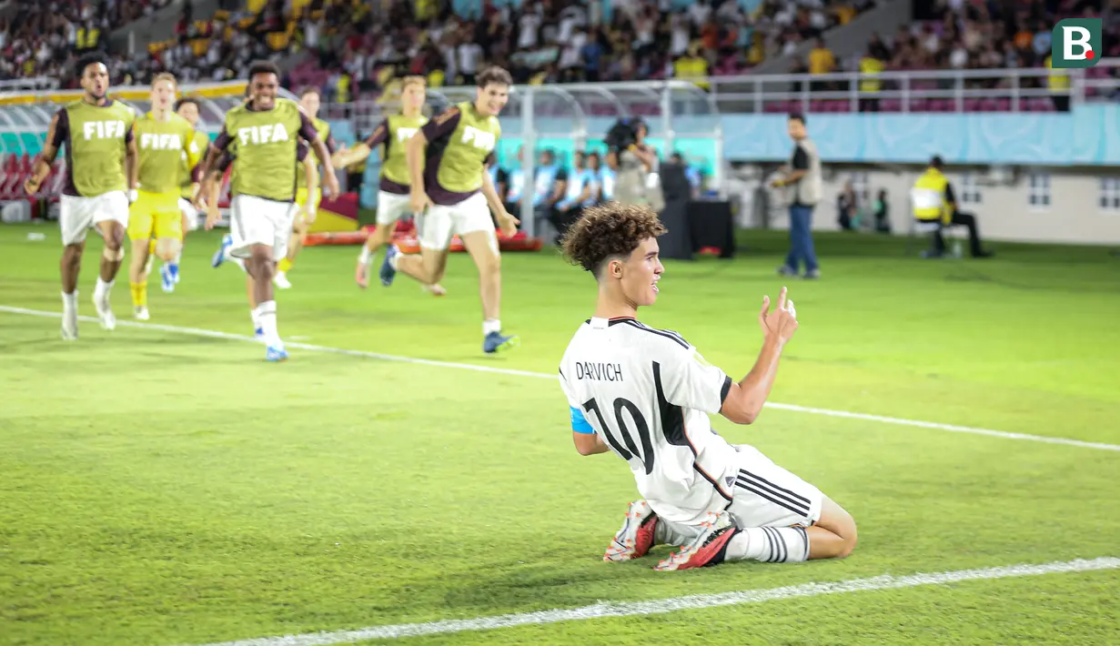 <p>Selebrasi pemain Timnas Jerman U-17, Noah Darvich setelah mencetak gol kedua ke gawang Timnas Prancis U-17 pada laga final Piala Dunia U-17 2023 di Stadion Manahan, Solo, Sabtu (2/12/2023). (Bola.com/Bagaskara Lazuardi)</p>