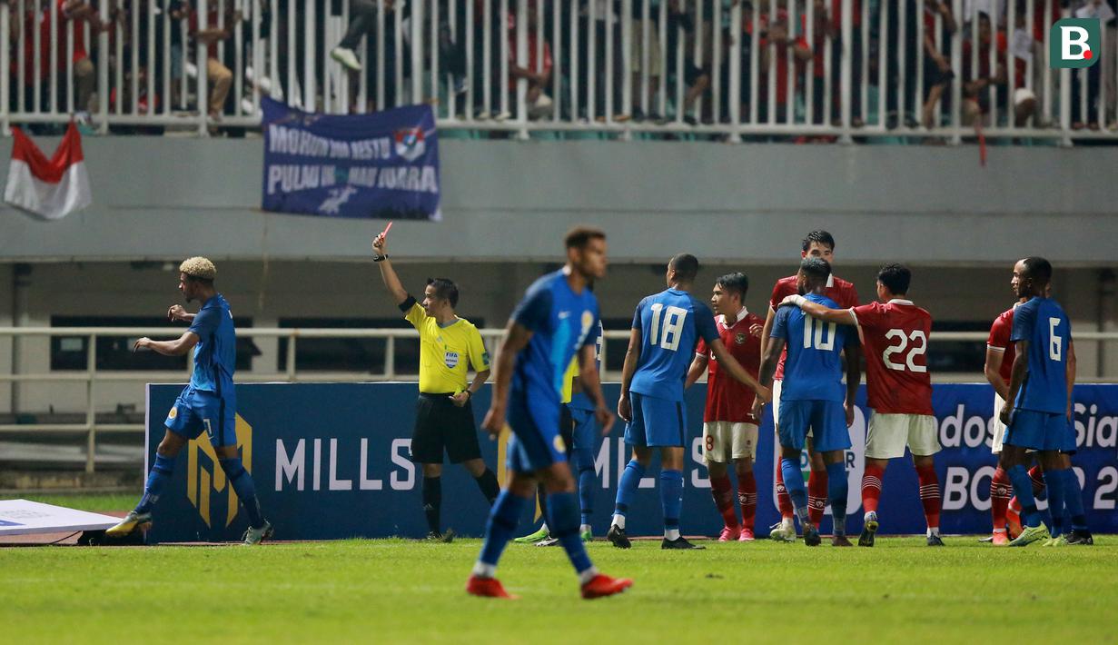 <p>Pemain Timnas Curacao, Juninho Bacuna mendapatkan kartu merah oleh wasit&nbsp;Xaypaseth Phongsanit&nbsp;saat laga FIFA Match Day antara Timnas Indonesia melawan Timnas Curacao di Stadion Pakansari, Bogor, Selasa (27/09/2022). (Bola.com/Muhammad Iqbal Ichsan)</p>