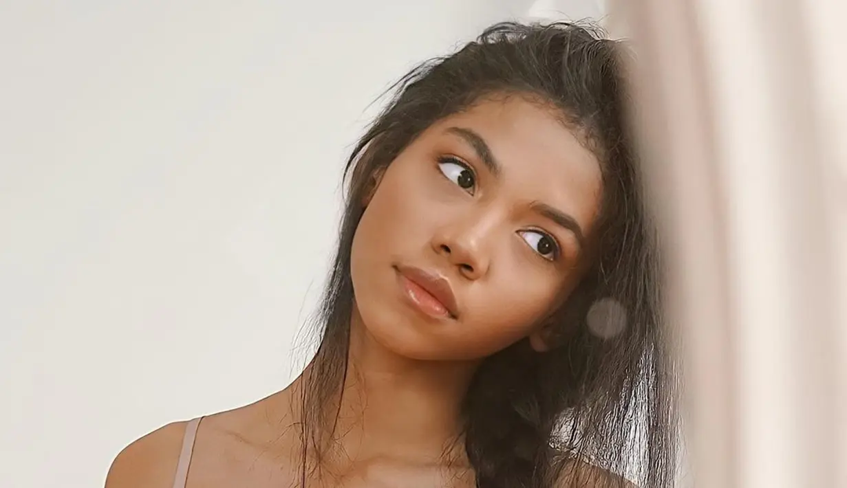 Kecantikan Zsa Zsa Utari memang banyak menuai pujian. Memiliki kulit sawo matang, seperti yang dimiliki oleh kebanyakan orang Indonesia asli, membuat makeup looks perempuan 19 tahun ini banyak dijadikan inspirasi. Potretnya dengan riasan yang natural pun bisa untuk disontek. (Liputan6.com/IG/@zsazsautari)