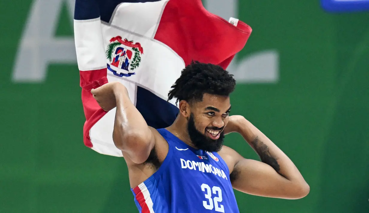 Karl-Anthony Towns yang membela Republik Dominika pada ajang Piala Dunia FIBA 2023 lalu mampu mencetak rata-rata 24,4 poin dari 5 laga yang dijalani. Pemain berusia 27 tahun yang kini bermain bersama Minnesota Timberwolves di NBA ini mampu membawa Republik Dominika finis di peringkat ke-14 dari 32 negara. (AFP/Sherwin Vardeleon)