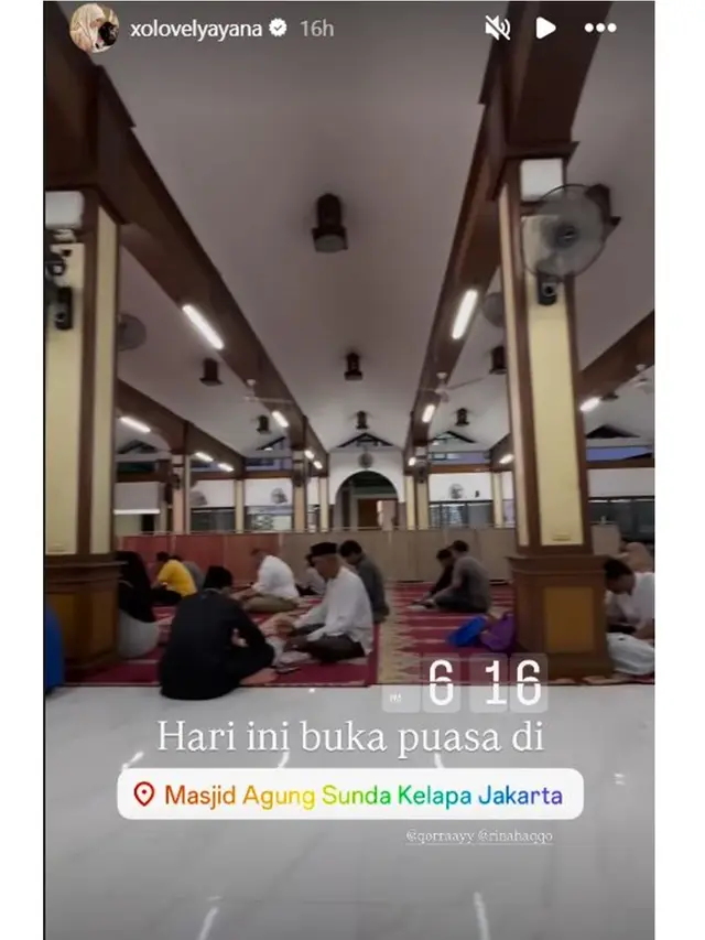 6 Potret Ayana Moon Jalani Ramadhan di Indonesia, Jajan Cilok hingga Tarawih