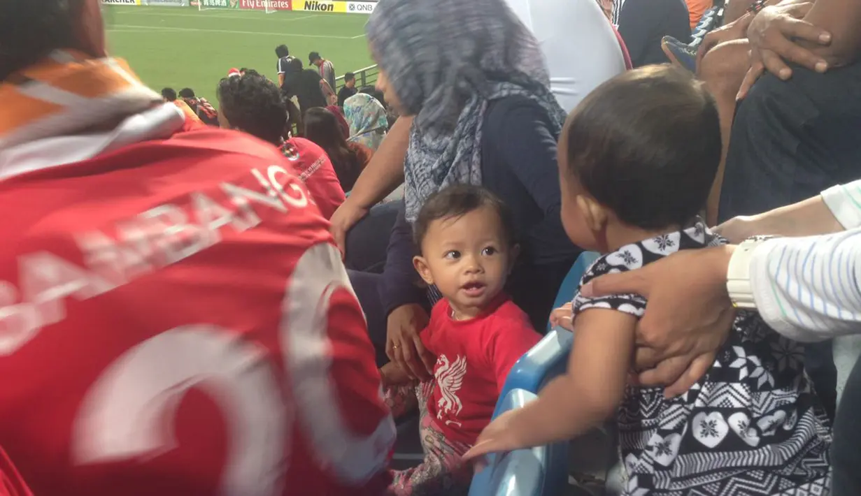 Dalam stadion, Rinjani ternyata bertemu dengan teman baru, ada seorang anak dari The Jakmania lainnya yang diajak untuk menonton Macan Kemayoran saat away ke markas klub Singapura. (Bola.com/Mustopha)