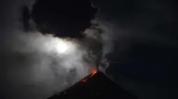 Gerhana bulan "super blue blood moon" terlihat di samping Gunung Mayon yang mengeluarkan lava panas di Legazpi, Filipina (1/2). Pemandangan supermoon di mana bulan berada di jarak terdekat dengan bumi terlihat di sejumlah negara. (AFP Photo/Ted Aljibe)