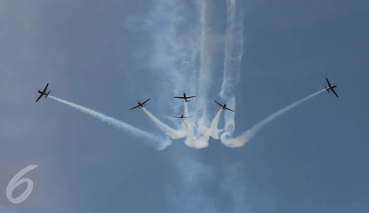 Aksi aerobatik udara Jupiter Aerobatic Team (JAT) dalam perayaan HUT TNI AU ke-71 di Bandara Halim Perdanakusuma, Jakarta, Minggu (9/4). Dalam atraksi ini sebanyak 1.600 personel TNI AU dan 132 pesawat dilibatkan. (Liputan6.com/Faizal Fanani)