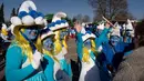 Orang-orang berpakaian dan berdandan serba biru seperti Smurf dalam upaya pemecahan rekor dunia di Lauchringen, Jerman, 16 Februari 2019. Pertemuan tersebut untuk memecahkan rekor orang dengan kostum Smurf terbanyak di dunia. (CONSTANT FORME-BECHERAT/AFP)