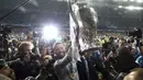 Kapten Real Madrid, Sergio Ramos, merayakan gelar juara Liga Champions ke-13 usai mengalahkan Liverpool di Stadion Olimpiyskiy, Kiev, Sabtu (26/5/2018). Madrid menang 3-1 atas Liverpool. (AP/Sergei Grits)