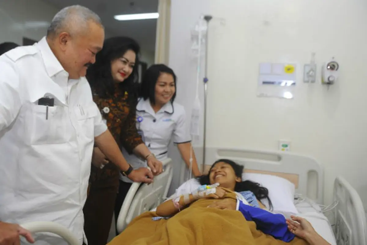 Gubernur Sumatera Selatan Alex Noerdin Jenguk Korban Runtuhnya Balkon BEI