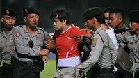 Hendri Mulyadi, suporter Timnas Indonesia nekat masuk ke lapangan hijau pada laga kualifikasi Piala Asia 2011 antara Indonesia vs Oman di Stadion Utama Gelora Bung Karno, Jakarta pada 6 Januari 2010 sebagai bentuk protes dan kecewa terhadap PSSI yang dipimpin oleh Nurdin Halid. ( AFP/Bay Ismoyo )