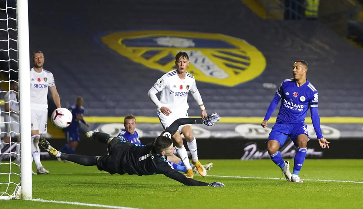 Pemain Leicester City Youri Tielemans mencetak gol ke gawang Leeds United pada pertandingan Liga Premier Inggris di Elland Road, Leeds, Inggris, Senin (2/11/2020). Leicester City membantai Leeds United dengan skor 4-1. (AP Photo/Jon Super)