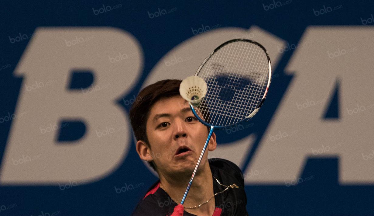 Pebulutangkis ganda putra Korea Selatan, Lee Yong Dae, berusaha mengembalikan kok saat laga final BCA Indonesia Open di Istora Senayan, Jakarta, Minggu (5/6/2016). (Bola.com/Vitalis Yogi Trisna)