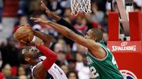 Pemain Washington Wizards, John Wall (2) berusaha memasukan bola dari kawalan pemain Boston Celtics, Al Horford di gim keenam semifinal wilayah timur Playoffs NBA 2017 di Washington (12/5). Wizards menang atas Celtics 92-91. (AP Photo / Alex Brandon)