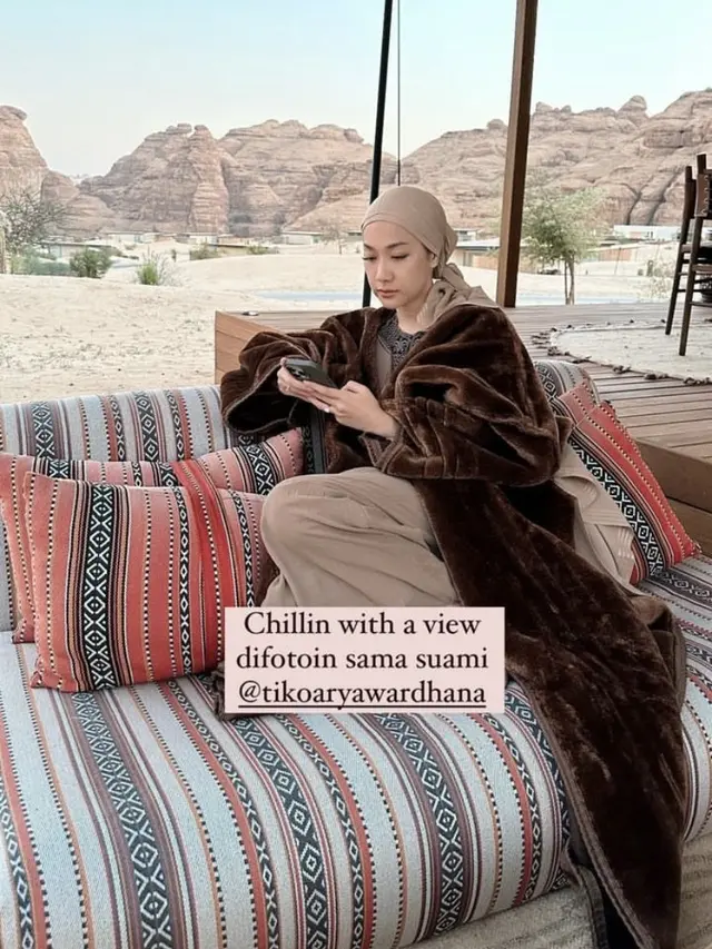 Gaya Bunga Citra Lestari Kenakan Hijab Turban saat Berkunjung ke Al Ula