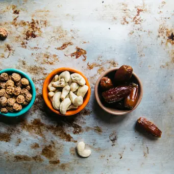 Camilan sore rendah gula untuk tetap fokus dan anti mengantuk di kantor (Foto: Rachael Gorjestani/Unsplash)